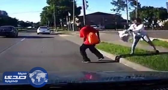 بالفيديو.. امرأة تدفع بحبيبها أمام سيارة لشجار نشب بينهما