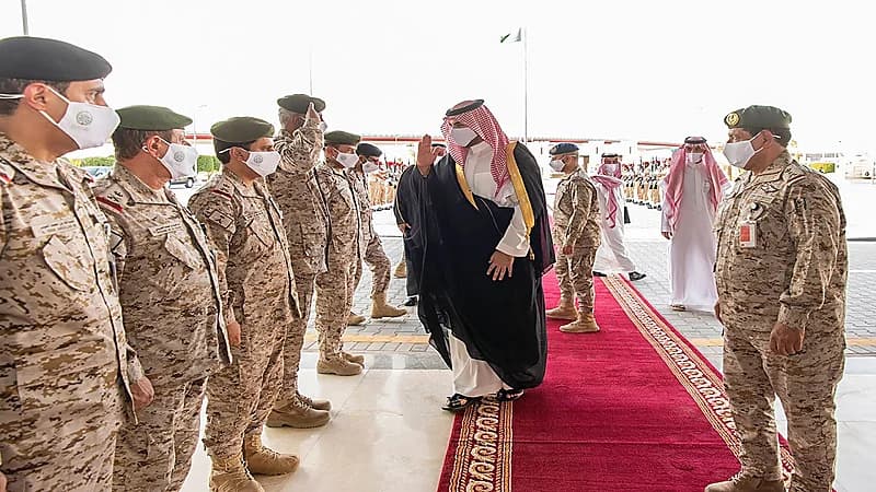 الأمير خالد بن سلمان يتفقد مقر قيادة القوات البرية الملكية السعودية