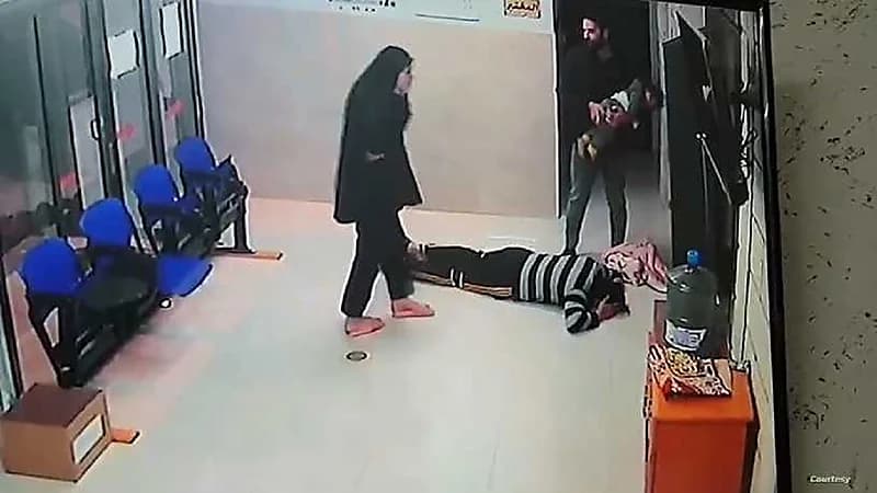 بالفيديو.. طبيب ينقذ طفلة مختنقة ورد فعل مؤثر لوالديها