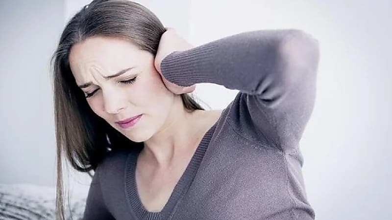 طرق تساعد في التخلص من الماء المحتبس داخل الأذنين