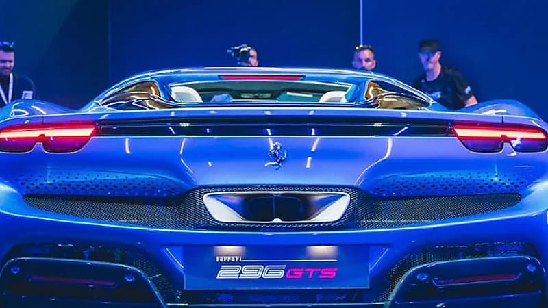 بالصور .. فيراري تكشف الستار عن أحدث سياراتها الهجينة الخارقة