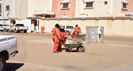 بالصور.. رئيس بلدية طريف العنزي نعمل على رفع مستوى النظافة في المحافظة
