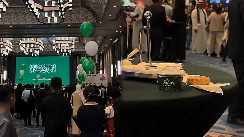 أول مقهى سعودي في الصين يحتفي باليوم الوطني.. فيديو