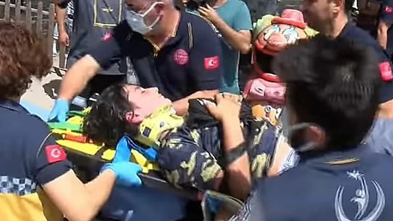 شاهد.. سقوط لعبة عملاقة في متنزه ترفيهي