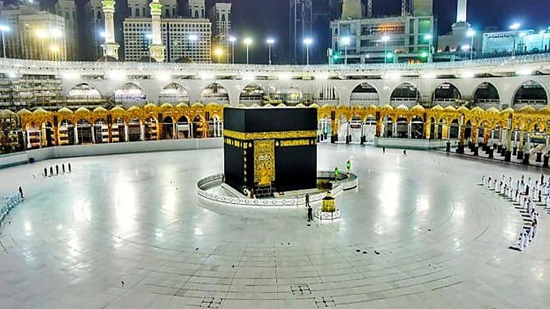 بالصور .. البدء في إزالة الحواجز الوقائية المحيطة بالكعبة المشرفة