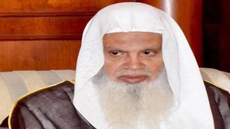 بالفيديو.. ‏بكاء الشيخ علي الحذيفي في صلاة الفجر بعد وفاة والدته