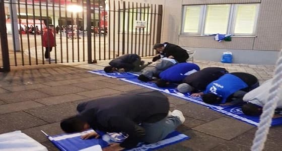 بالصور.. جماهير الهلال يأدون الصلاة بـ " سايتاما " قبل المباراة بدقائق