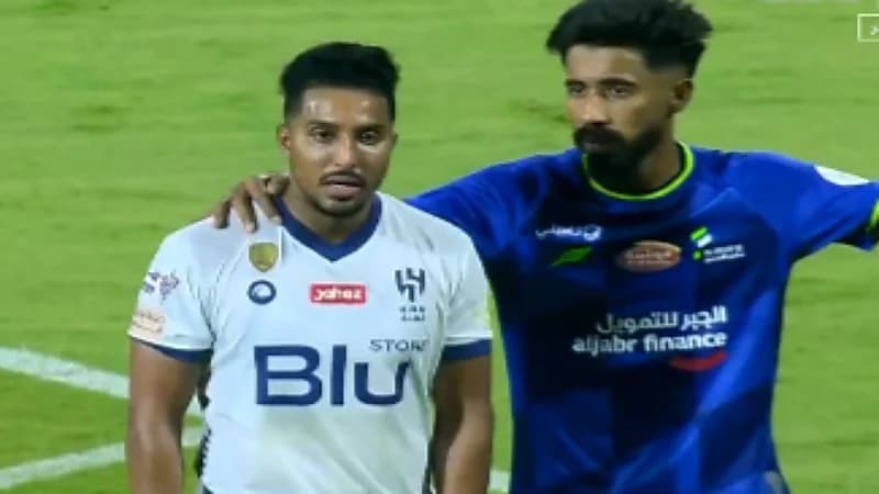 شاهد.. خروج الدوسري غاضبا بعد استبداله أمام الفتح