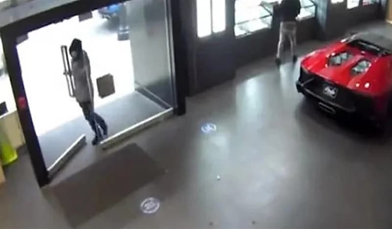 لصان يقتحمان أحد المتاجر ويسرقان مقتنيات بمليون دولار