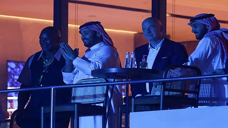 شاهد..ولي العهد يتابع نزال البحر الأحمر