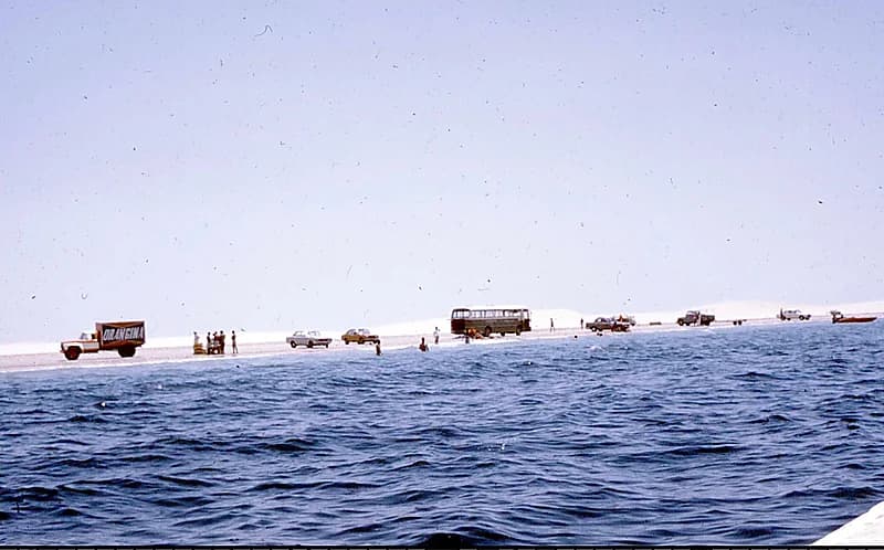 صورة من نهاية السبعينات الميلادية لشاطئ نصف القمر