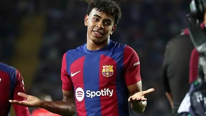 فيديو مسرب لوالد يامال بقميص الريال يُشعل غضب جماهير برشلونة .. فيديو