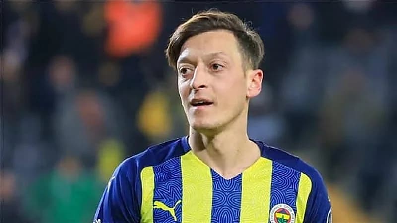 أوزيل قد ينتقل إلى دوري المحترفين بعد رحيله عن فنربخشة