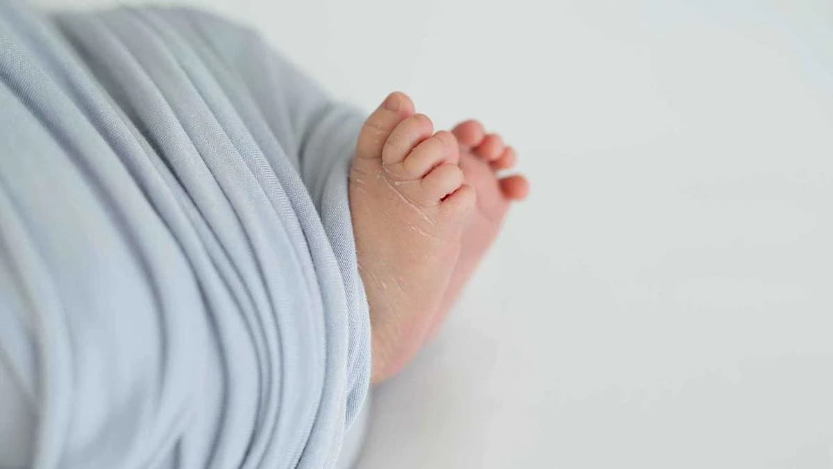 القبض على امرأة بعد العثور على رفات 4 رُضّع في منزلها