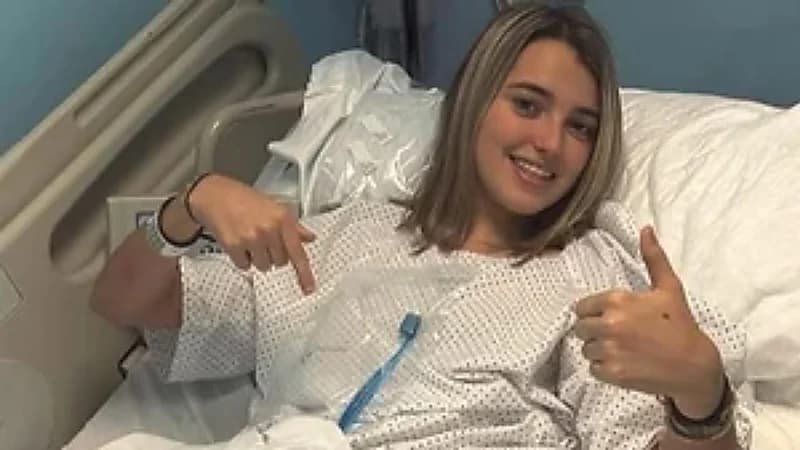 فتاة تبتلع فرشاة أسنان بطريقة غريبة