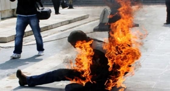 سوري يشعل النيران في نفسه بمخيم للاجئين