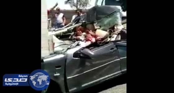 بالفيديو .. حادثة رادعة لمستخدمي الجوال أثناء القيادة