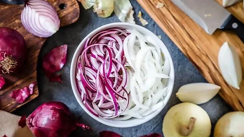 الخرافات المتداولة أن قطع البصل بالغرفة تمنع انتشار الإنفلونزا خاطئة