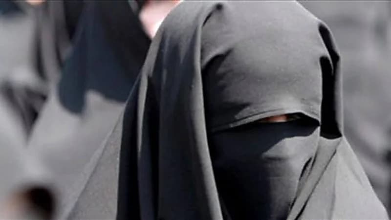 فتاة تتعرض لصدمة بعدما اكتشفت أن صديقتها رجلًا