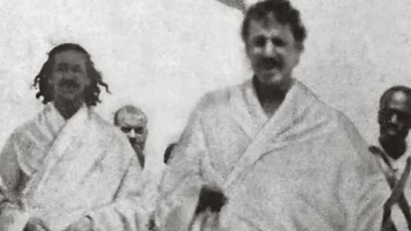 صورة تاريخية موثقة للملك عبدالعزيز وابنه الملك سعود بملابس الإحرام