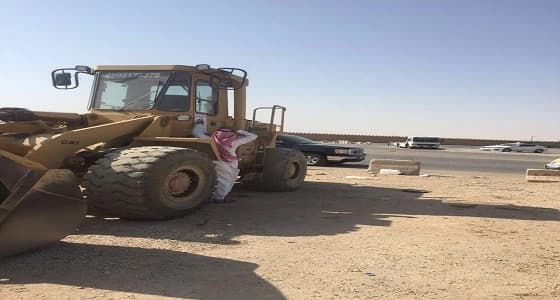 بالصور.. بلدية الروضة تنفذ حملة على المعدات الثقيلة المخالفة