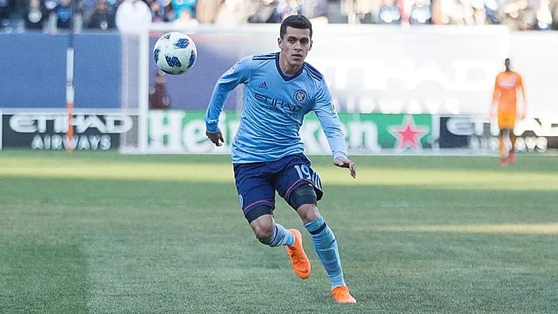 ضمك يقترب من ضم الباراغوياني ميدينا