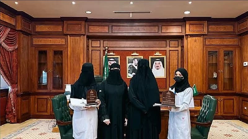 طالبتان تنقذان مواطناً خلال نزهة بخميس مشيط