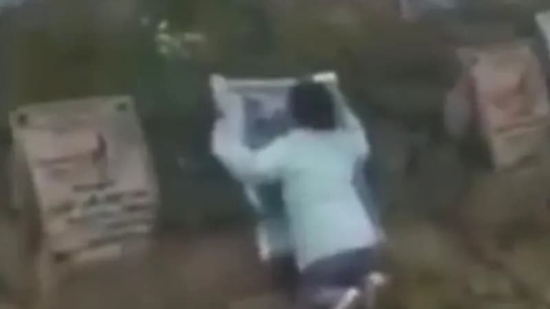 بالفيديو .. طفلة اشتاقت لأبيها فذهبت تحتضن قبره والدموع تسبقها