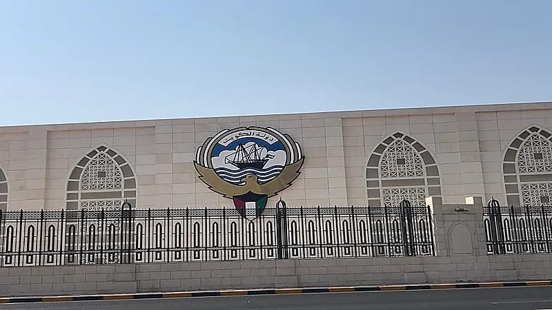 الكويت تدعو مواطنيها لتأجيل سفرهم وتُلمح للإغلاق
