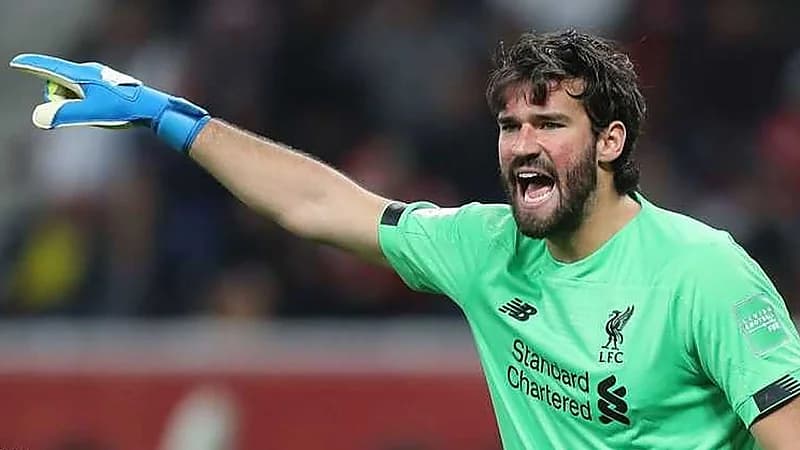 حارس ليفربول يحسم موقفه من عرض النصر