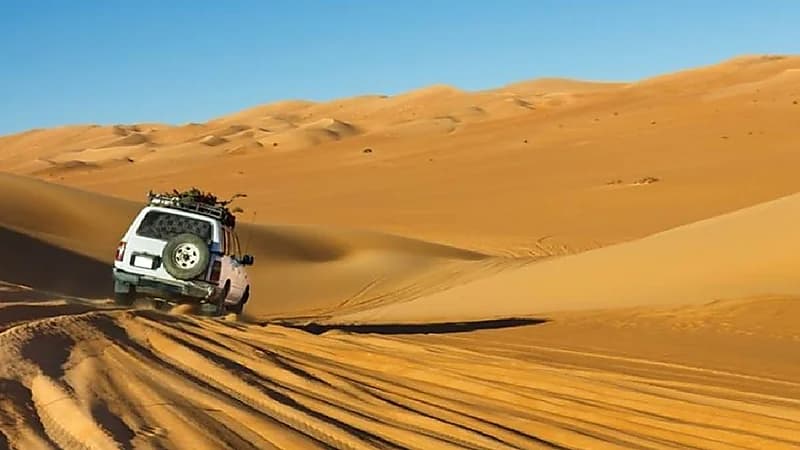 بالفيديو.. أحداث سبقت واقعة وفاة الأب وابنه عطشا بصحراء وادي العجمان