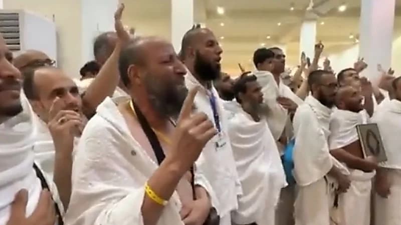 دموع الفرح تغمر أعين الحجاج بعد ⁧‫خطبة عرفة‬⁩ وأداء الصلاة .. فيديو