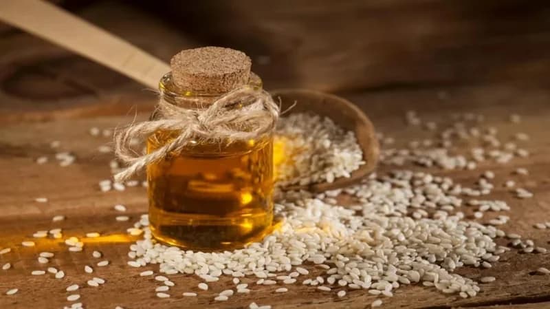 فوائد زيت السمسم للبشرة الدهنية