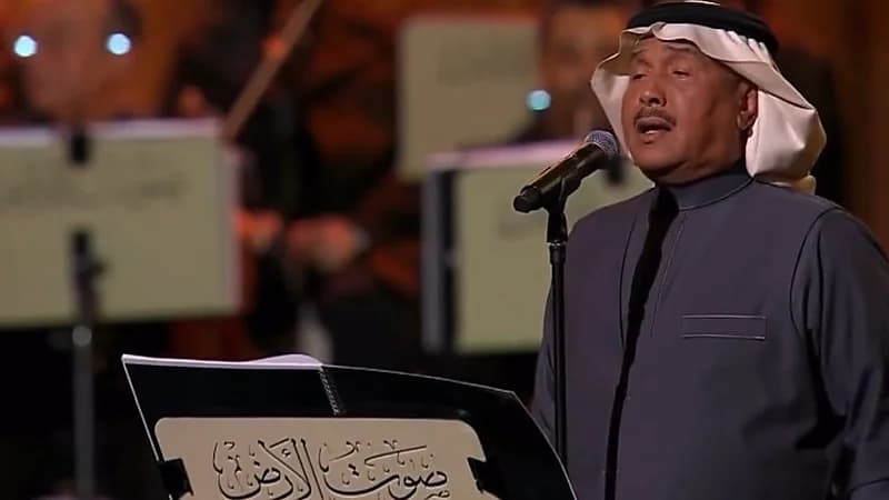 شاهد.. محمد عبده يتسلطن بأغنية ليلة تمرين للراحل طلال مداح