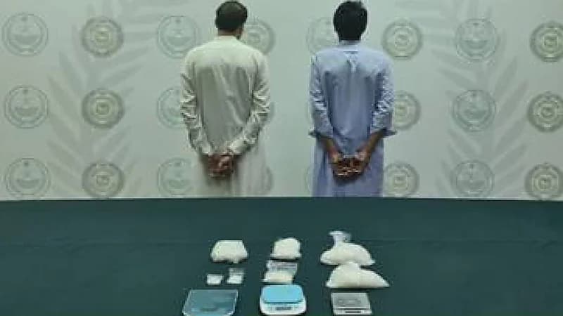 ضبط مقيمين لترويجهما كيلوجرام من مادة الميثامفيتامين المخدر بالرياض