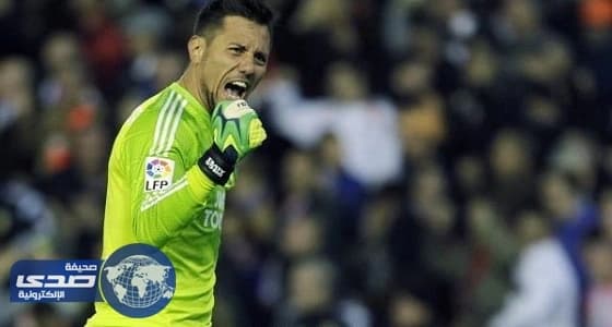 فالينسيا الإسباني يعلن رحيل حارسه ألفيش إلى فلامينجو