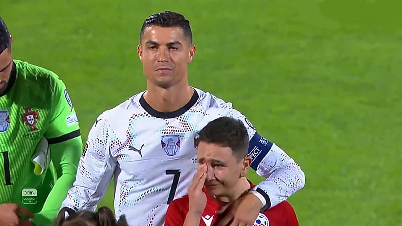 طفل يبكي فرحًا بلقاء رونالدو في تصفيات المونديال.. فيديو