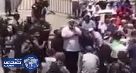 بالفيديو.. نحيب أحد حراس " الأقصى " أثناء رفع الآذان