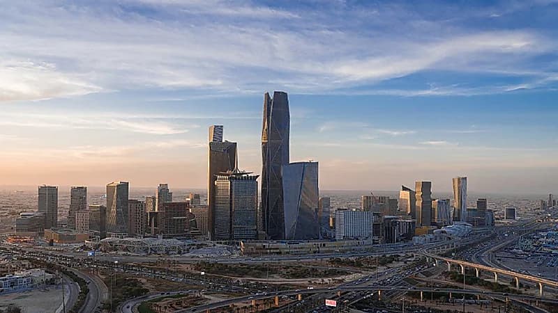 شبكة طرق مركز الملك عبدالله المالي تتحول إلى مشروع ضخم بـ19 جسرًا ومساحات خضراء .. صور