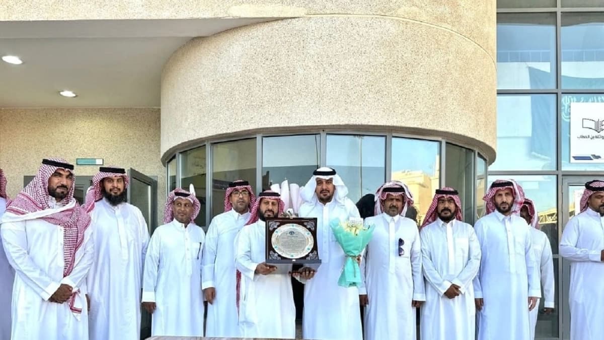 بمناسبة اليوم العالمي للمدير.. منسوبو متوسطة واثلة بن الخطاب يكرمون مديرهم.. صور