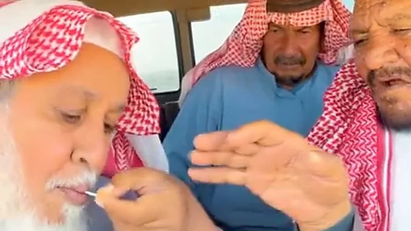 مقطع عفوي لشيبان يجربون بيضة الشوكولاتة لأول مرة .. فيديو