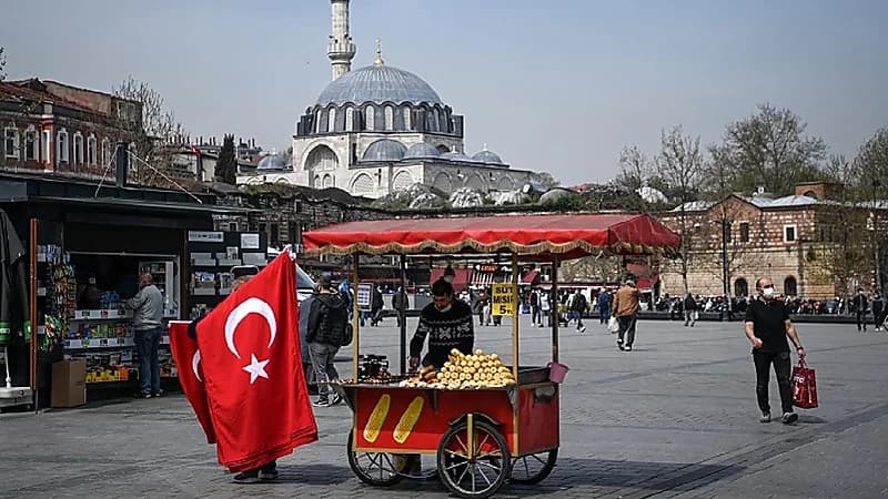 محافظ تركي يمنع النساء القصيرات من الخروج إلى الشارع!