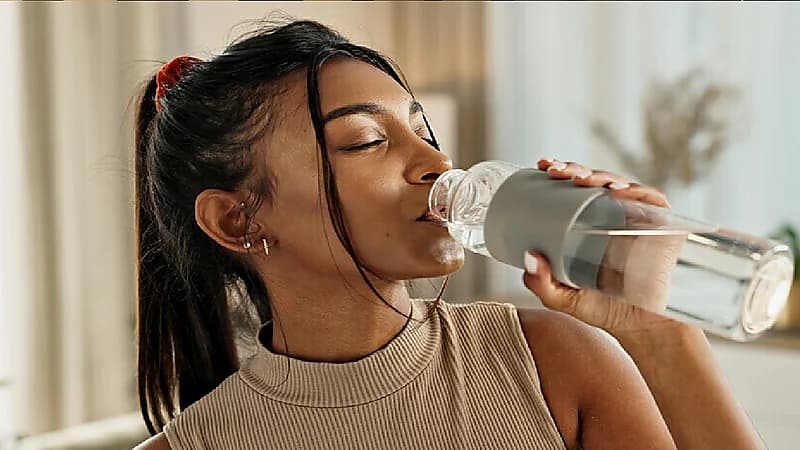 أعراض غير مشهورة لقلة شرب الماء وأضرارها في الجسم.. فيديو