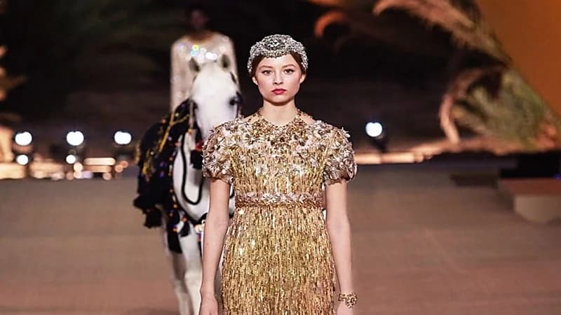 بالصور.. "دولتشي آند غابانا" تقيم عرض "أزياء الفرسان" في العلا