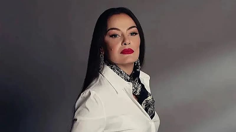 شريهان تفاجئ الجمهور بصور نادرة لها مع أم كلثوم.. صور