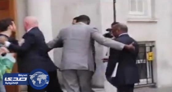 بالفيديو.. مهاجمة الوزير " قرقاش " بالألفاظ في لندن