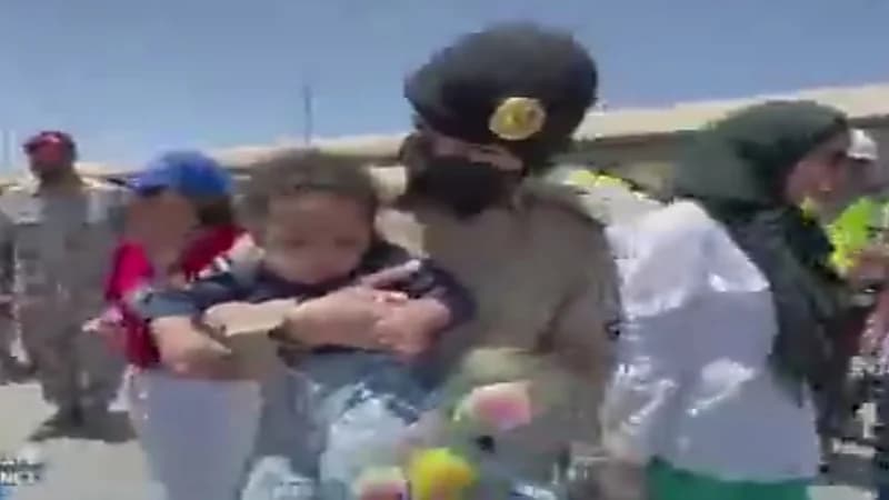 شاهد.. طفل أحد رعايا الدول في أحضان جندية سعودية