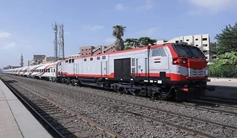 خروج قطار عن القضبان بعد اصطدامه بشاحنة