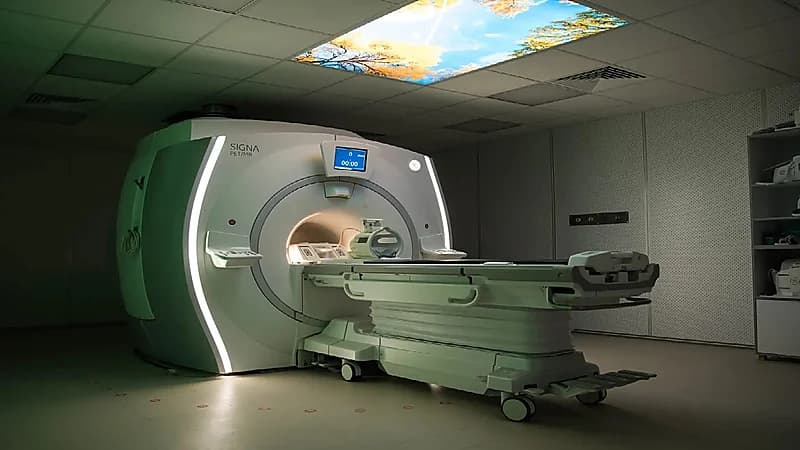 سلسلة معدنية تودي بحياة رجل داخل جهاز رنين مغناطيسي