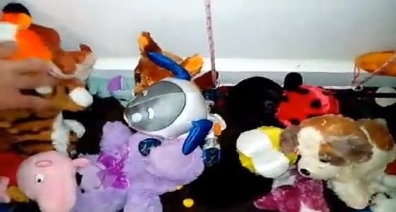 بالفيديو.. أب يعثر على أفعى وسط ألعاب ابنته